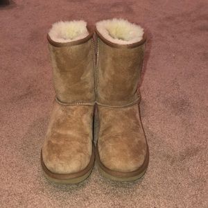 UGGS SIZE 7